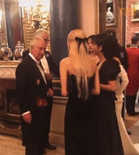 Khoảnh khắc BLACKPINK trò chuyện cùng Vua Charles III tại buổi Quốc yến ở Cung điện Buckingham