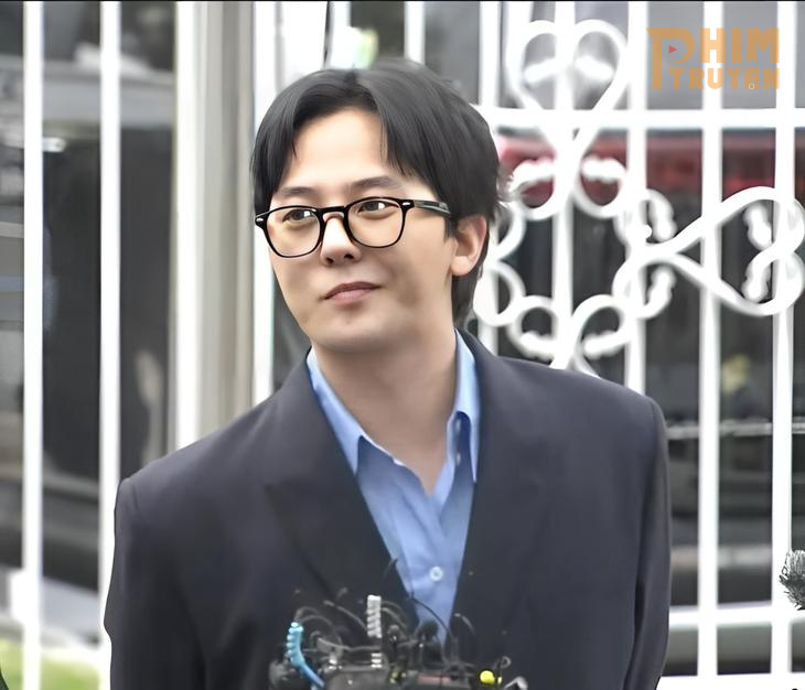 Nụ cười của G-Dragon khi đối mặt với phóng viên ở Sở Cảnh sát Incheon, phối hợp điều tra cáo buộc ma túy - Ảnh chụp màn hình