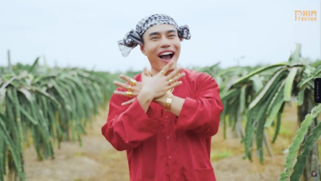 Hình ảnh Diệu Lâm mặc áo bà ba đeo vòng vàng nặng trĩu trong MV