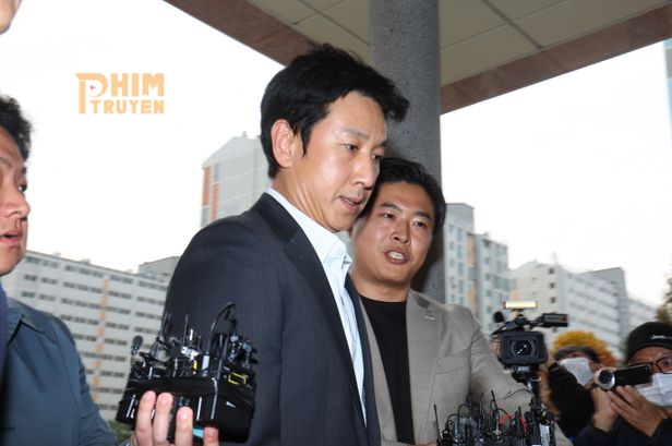 Lee Sun Kyun tại trụ sở cảnh sát. Ảnh: IT.