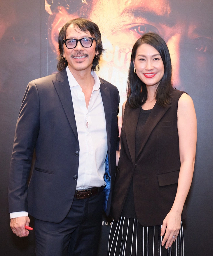 Đạo diễn Timothy Linh Bùi và đạo diễn Kathy Uyên, người từng làm phim Chị chị em em do anh sản xuất - Ảnh: ĐPCC