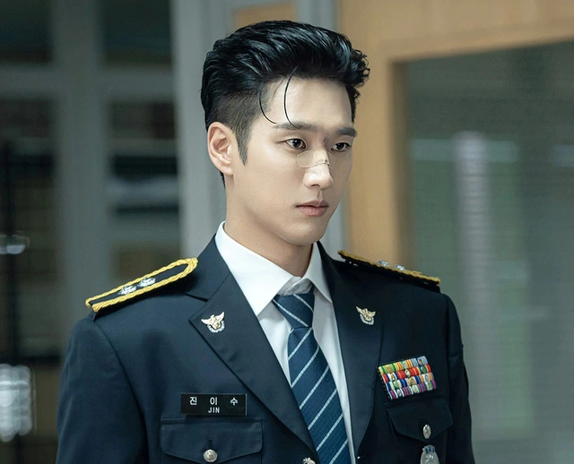 Ahn Bo Hyun trong tạo hình cảnh sát - Ảnh: SBS.