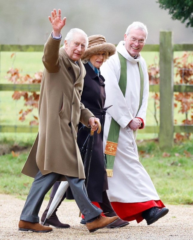 Vua Charles được nhìn thấy cùng Hoàng hậu Camilla tại nhà thờ ở Sandringham, Anh, vào một ngày trước khi tình trạng sức khỏe của ông được công bố. Ảnh: Getty Images.