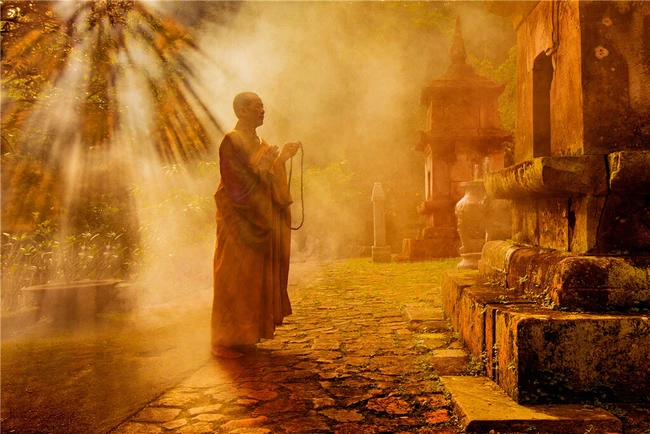 Hình ảnh tăng sư hành lễ trước Tháp Phật hoàng - nơi lưu giữ xá lị của Phật hoàng Trần Nhân Tông sau khi Ngài hóa Phật