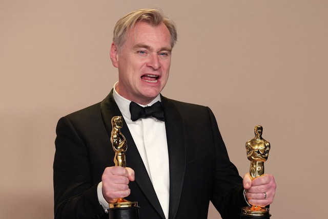 Christopher Nolan và tượng vàng Oscar 2024 (Ảnh: REUTERS)