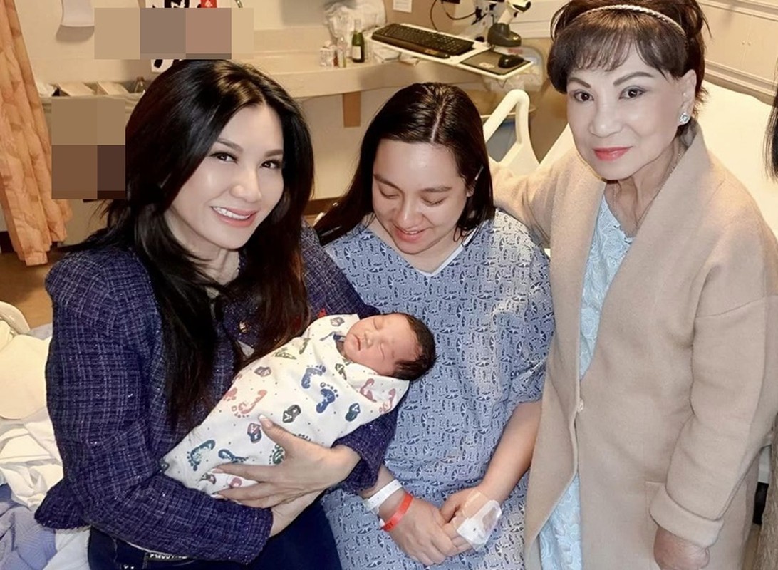 Nữ ca sĩ Trizzie Phương Trinh (ngoài cùng bên trái) cho biết, Wendy Phạm - con ruột của cố ca sĩ Phi Nhung sinh con thứ ba vào ngày 8/3 tại Mỹ. Ảnh: FBNV.