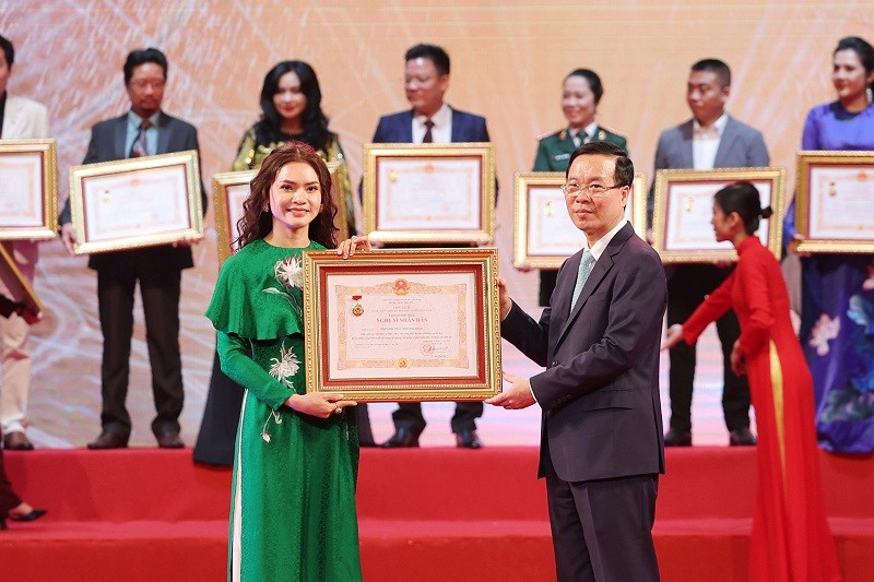 Ca sĩ Phạm Phương Thảo vinh dự được trao tặng danh hiệu NSND. Ảnh: NVCC