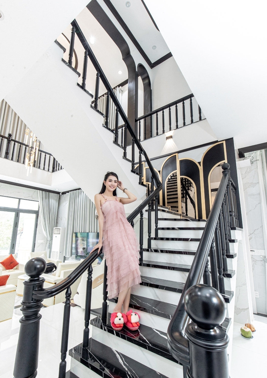 Hoa hậu Phan Thị Mơ xây biệt thự 10 tỷ đồng tặng ba mẹ