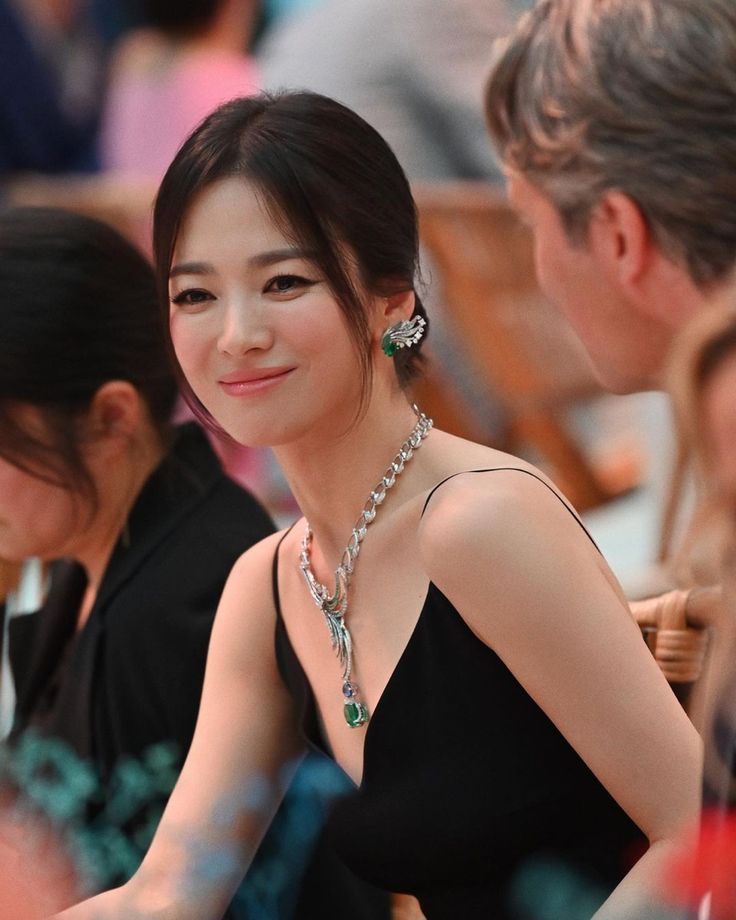 Danh tính 'tình mới' Song Hye Kyo: Đẹp trai chẳng kém Hyun Bin, mất cả sự nghiệp vì bê bối